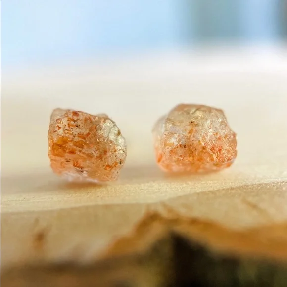 🆕 New Raw Sunstone Crystal Stud Gemstone Earrings - Picture 4 of 5